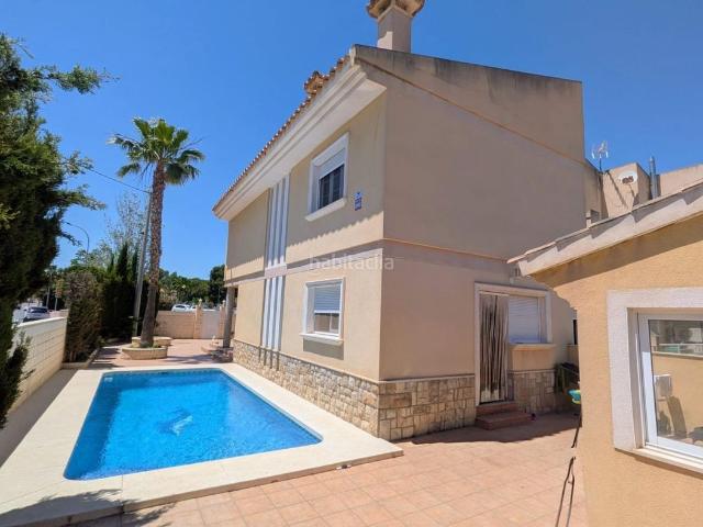 Casa pareada en venta en Alfàs del Pi l´, Pueblo Ubanizaciones. Elegante chalet pareado con vistas al mar en Alfaz del Pi. Casas pareadas Alfàs del Pi.