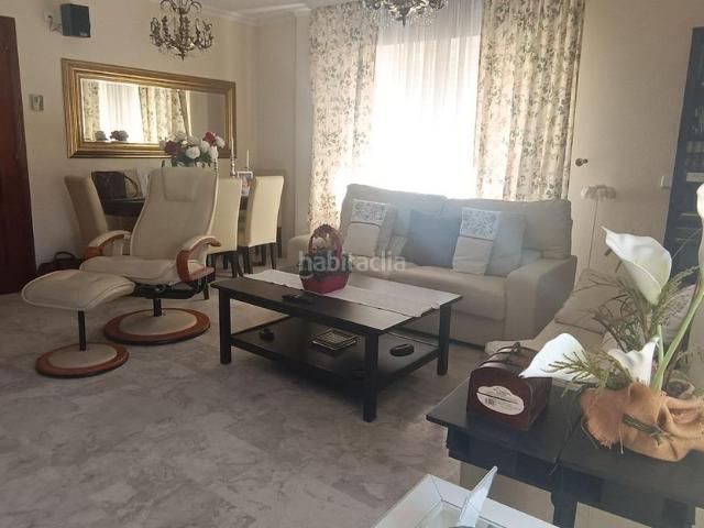 Casa pareada en venta en Algeciras, Casco Antiguo. Adosado en esquina en centro con garaje. Casas pareadas.