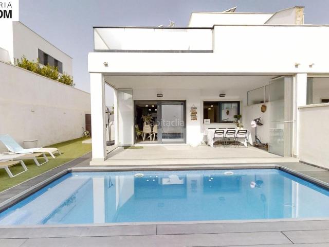 Casa pareada en venta en Alhaurín de la Torre, Capellanía Retamar. EXCLUSIVA VIVIENDA PAREADA DE DISEÑO EN SANTA CLARA 270 m2 CONSTRUIDOS PARCELA DE 250 m2 PISCINA PRIVADA SEMISÓTANO CONSTRUCC.