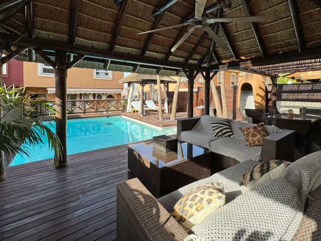 Casa pareada en venta en Alhaurín de la Torre, Capellanía Retamar. Gran pareado de excelentes calidades con excepcional jardín en urbanización Capellanía. Casas pareadas Alhaurín de la.