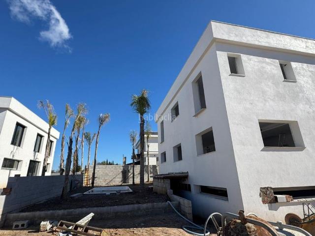 Casa pareada en venta en Alhaurín de la Torre, Jardines de Alhaurín Huerta Alta Fuensanguínea. Chalet pareado moderno con piscina privada y semisótano en Alhaurín de la Torre. Casas pareadas Alhaurín.