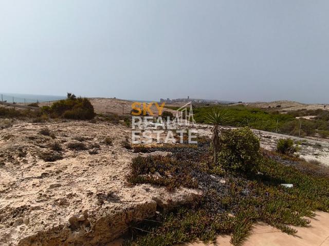Casa pareada en venta en Alicante, Agua Amarga Urbanova. Chalet Doble en Agua Amarga Alicante: amplitud, privacidad y una ubicación privilegiada junto al mar. Casas pareadas.