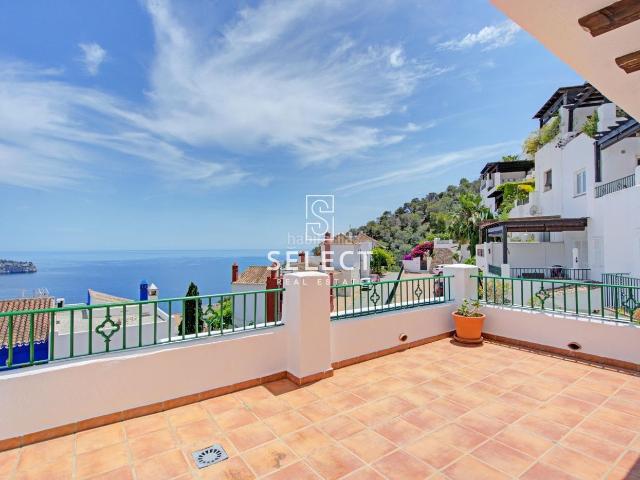 Casa pareada en venta en Almuñécar, Los Cármenes Cerro Gordo. Casa en esquina con vistas al mar, gran salón ampliado, terrazas y garaje privado. Casas pareadas.