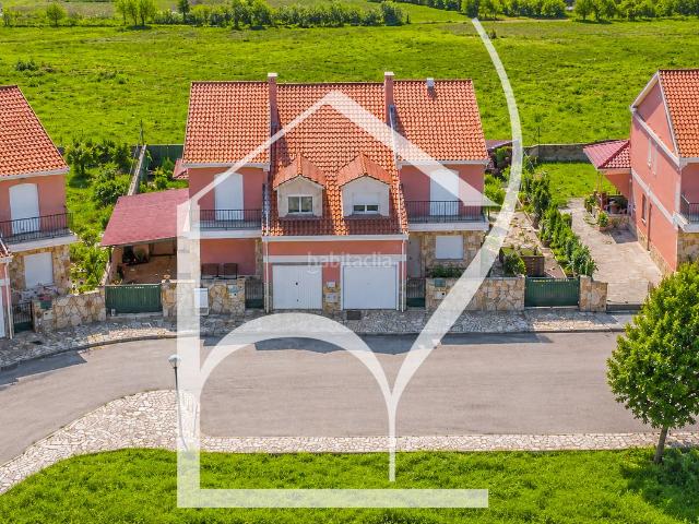 Casa pareada en venta en Arapiles. Chalet pareado en Calle Corpus, Las Torres, con 432 m² de parcela, 4 habitaciones, 3 baños, porche y garaje para dos coches. Casas pareadas.