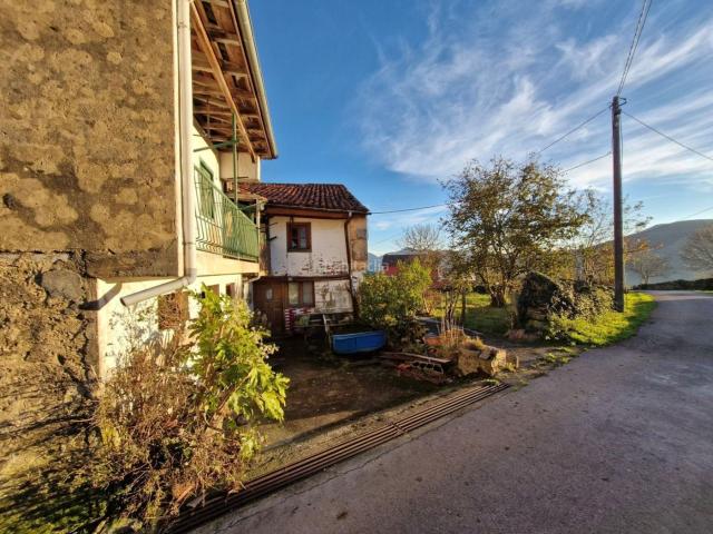 Casa pareada en venta en Arenas de Iguña. Casa de Piedra para Reformar con Terreno y Vistas en Arenas de Iguña Cantabria. Casas pareadas Arenas de.