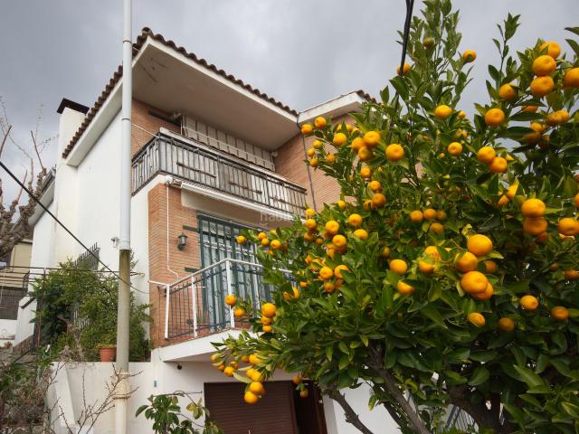 Casa pareada en venta en Argentona, Nucli Urbà. Magnífica casa a tres vents amb jardí i gran amplitud a Argentona. Casas pareadas.