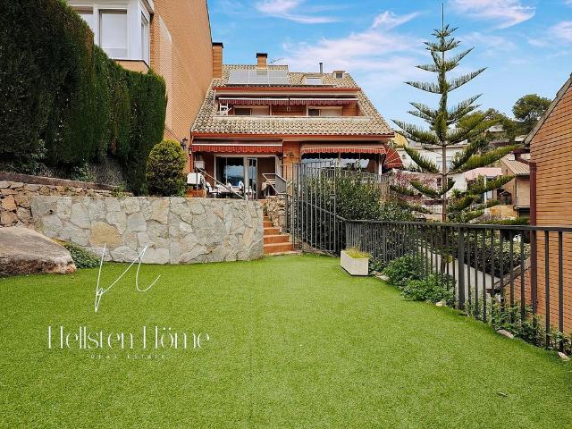 Casa pareada en venta en avenida De Can Montmany, Corbera de Llobregat, de 200 m² 5 habitaciones por 440.000