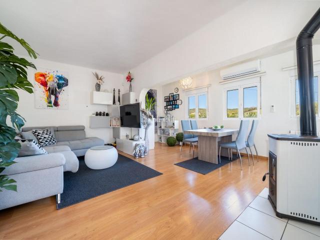 Casa pareada en venta en Baleares Calvià, Costa de la Calma. Encantadora casa pareada con jardín y terraza en Costa de la Calma. Casas pareadas.