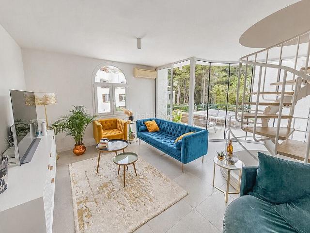 Casa pareada en venta en Baleares Calvià, Sol de Mallorca. Luminosa casa adosada de 3 dormitorios con vistas a la piscina y a los jardines. Casas pareadas.