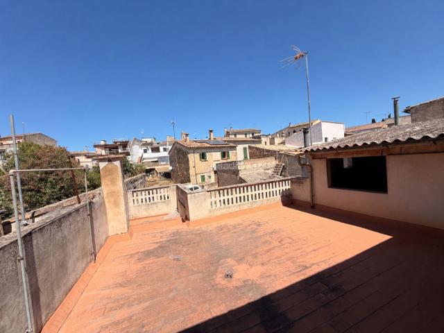 Casa pareada en venta en Baleares Llubí. En caso de interés, disponemos de numerosos vídeos y podemos enviarlos en cualquier momento bajo solicitud. En pleno corazón de Ll. Casas pareadas.