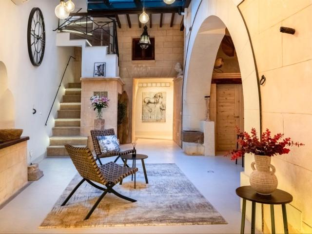 Casa pareada en venta en Baleares Palma de Mallorca, El Sindicat. Einzigartiges und stilvolles Stadthaus zum Verkauf in der Altstadt von Palma, Mallorca. Casas pareadas Palma de.