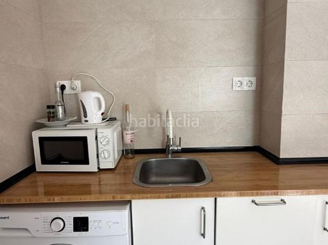 Casa pareada en venta en Barcelona, Vila de Gràcia. Vivienda única de dos plantas en Gràcia con gran espacio polivalente y mucha luz natural. Casas pareadas.