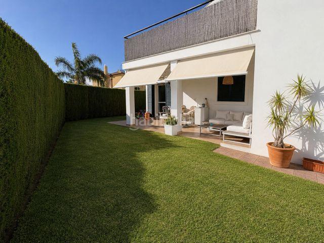 Casa pareada en venta en Barrios Los. Exclusiva Vivienda en esquina en muy buena zona de los Barrios. Casas pareadas Barrios.
