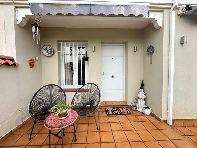 Casa pareada en venta en Barrios Los. Exclusiva vivienda pareada con jardín privado en Guadacorte. Casas pareadas Barrios.