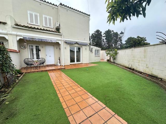 Casa pareada en venta en Barrios Los. Vivienda Pareada con Jardín en Guadacorte. Casas pareadas Barrios.