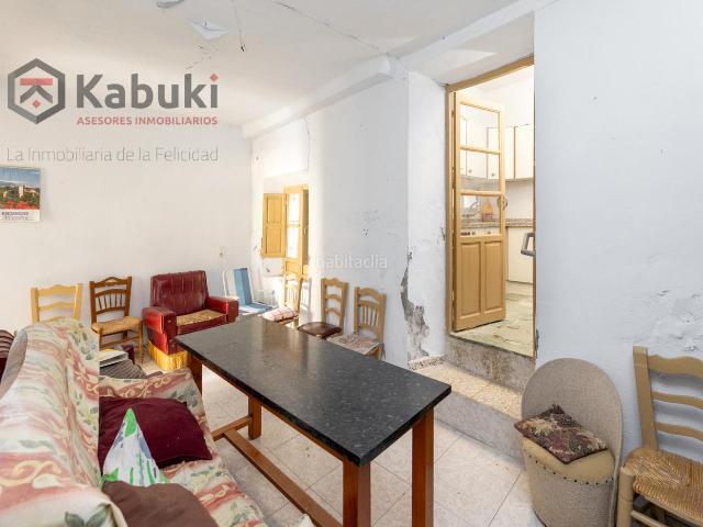 Casa pareada en venta en Beas de Granada. En pleno corazón del pueblo, se encuentra esta amplia casa tradicional, ideal para quienes buscan un proyecto de reforma con gran. Casas pareadas Beas de.
