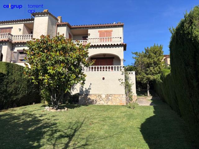 Casa pareada en venta en Bellcaire d´Empordà. Casas pareadas Bellcaire.