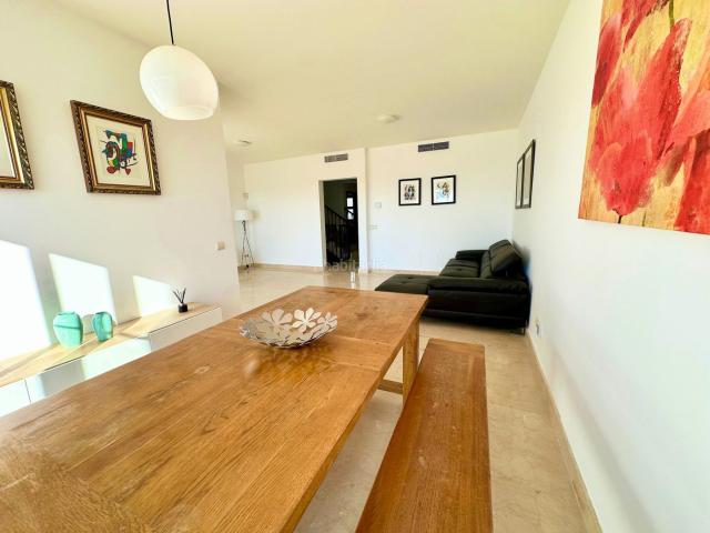 Casa pareada en venta en Benahavís, Los Arqueros Puerto del Almendro. Impresionante casa de esquina de 3 camas con mar panorámico montaña Views in Tranquil Gated Community. Casas pareadas.