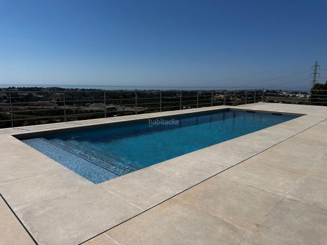 Casa pareada en venta en Benahavís, Los Arqueros Puerto del Almendro. Villa contemporánea de lujo con vistas panorámicas, acabados premium y magníficos espacios interiores y exteriores. Casas.