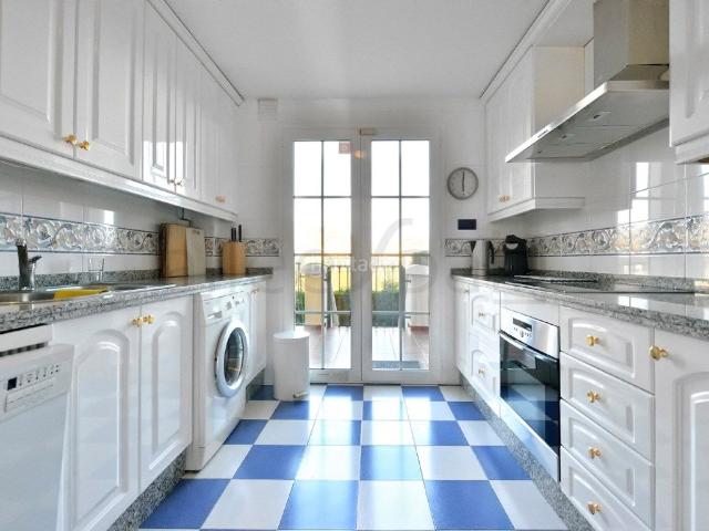 Casa pareada en venta en Benalmádena, Hacienda Torrequebrada. Casa pareada en buen estado junto al club de golf de Torrequebrada, Benalmádena. Casas pareadas.