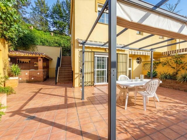 Casa pareada en venta en Benalmádena, Nueva Torrequebrada. Amplia pareada en venta junto al golf con garaje doble y acceso directo a piscina. Casas pareadas.