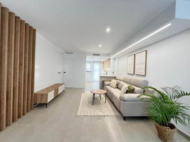 Casa pareada en venta en Benferri. Villa adosada de 3 dormitorios con garaje y solarium privado en BenferriAlicante. Casas pareadas.