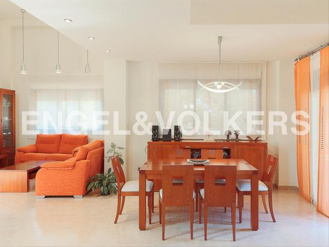Casa en venta en Benicasim Benicàssim, Montornés Las Palmas El Refugio. Estupenda villa con piscina en Benicàsim. Casas Benicasim.