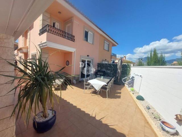Casa pareada en venta en Benidorm, Rincón Alto. Chalet pareado en venta en Racó de lOix03503. Casas pareadas.