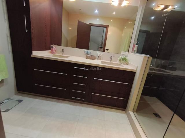 Casa pareada en venta en Berga. casa,nova, terrassas,pati,jardi,vistes. Casas pareadas.