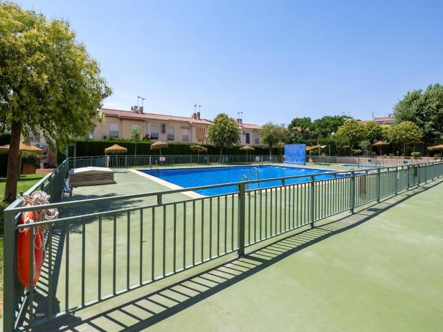 Casa pareada en venta en Gójar Granada con piscina y cochera