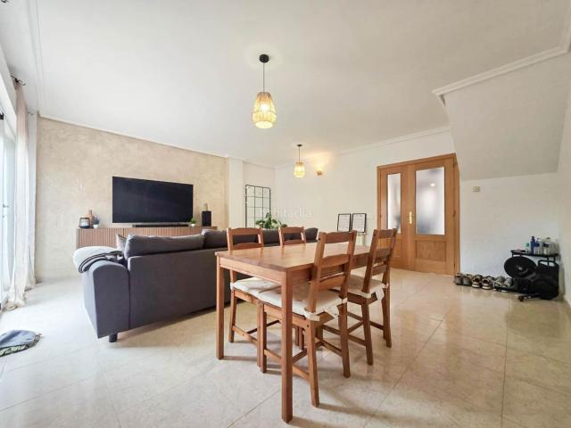 Casa pareada en venta en Galápagos. Chalet pareado en exclusiva en Galápagos espacio, comodidad y vida tranquila por 291.500. Casas pareadas.