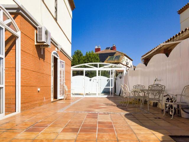 Casa pareada en venta en Gines. Pareado único en Gines con piscina privada y todas las comodidades para su familia. Casas pareadas.
