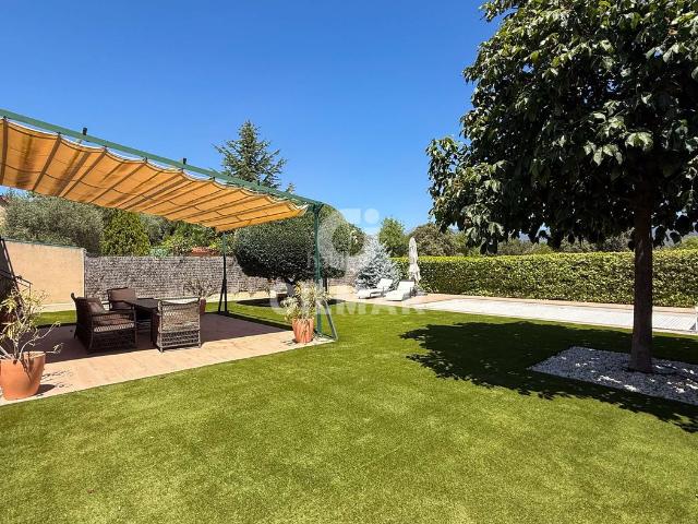Casa pareada en venta en Guadarrama. Descubre este chalet pareado exclusivo de 197 m, recién reformado con materiales de gran calidad, ubicado en una tranquila y codic. Casas pareadas.