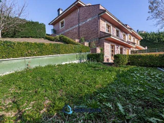 Casa pareada en venta en Donostia San Sebastián, Egia. Bonita villa bifamiliar con 250 metros de jardín y vistas despejadas. Casas pareadas Donostia San.