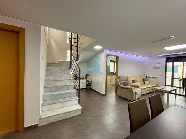 Casa pareada en venta en Daimús. Impresionante Chalet Pareado en Playa Daimus con Piscina Privada y Vistas al Mar y montaña. Casas pareadas.