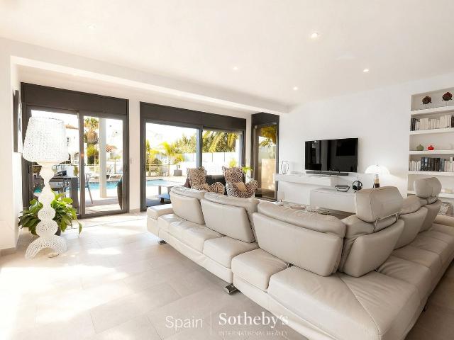 Casa pareada en venta en Empuriabrava, Cap Ras Creus Falconera Costa Brava. Villa moderna en canal con amarre en Empuriabrava. Casas pareadas.