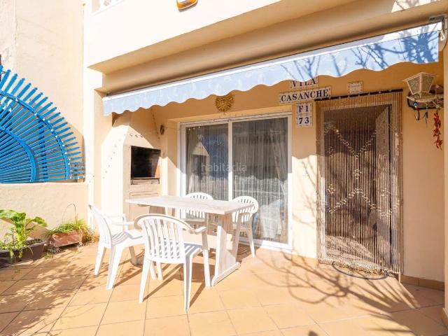 Casa pareada en venta en Empuriabrava, Puigmal Mas Nou Costa Brava. Casa en venda a lexclusiu sector Puigmal, cantonera amb garatge privat i terrassa i barbacoa, ben orientada, cosa que garanteix.