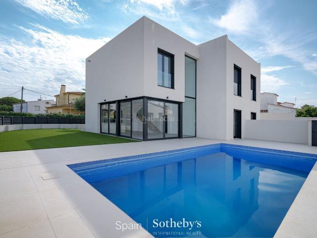 Casa pareada en venta en Empuriabrava, Requesens Costa Brava. Casa moderna con piscina en Empuriabrava. Casas pareadas.