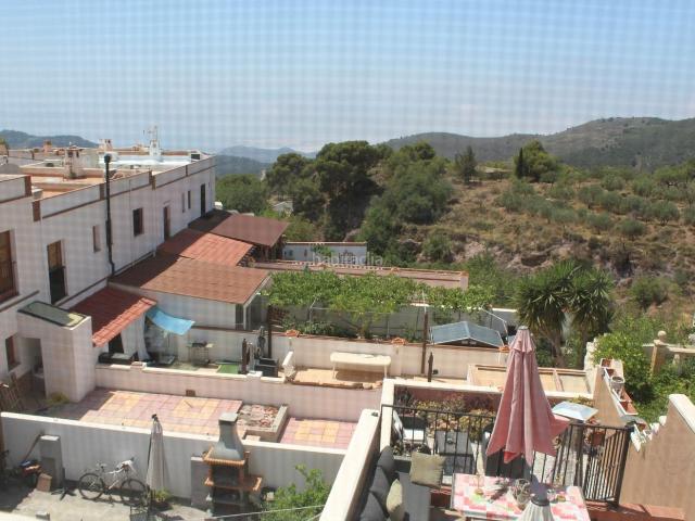 Casa pareada en venta en Enix. Casa pareado con jardín y varias terraza en dos niveles vistas al mar y montaña. Casas pareadas.