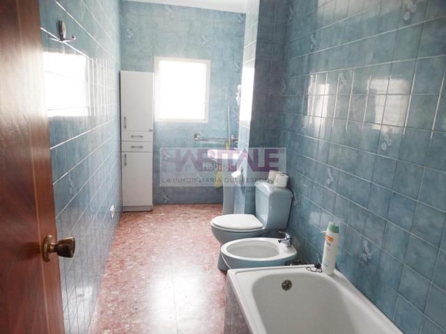 Casa pareada en venta en Ènova l´. Gran casa con muchas posibilidades, situada en la población de LEnova que se encuentra muy cerca de Xativa. Consta de tres garajes. Casas pareadas Ènova.