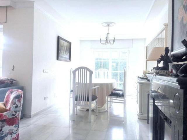 Casa pareada en venta en Estepona, Cancelada. Amplia vivienda adosada familiar con jardín privado en Residencial Diana, Estepona. Casas pareadas.
