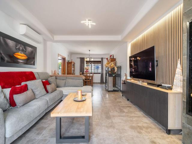 Casa pareada en venta en Estepona, Cancelada. Exclusivo Chalet Pareado en Esquina Cancelada Estepona. Casas pareadas.