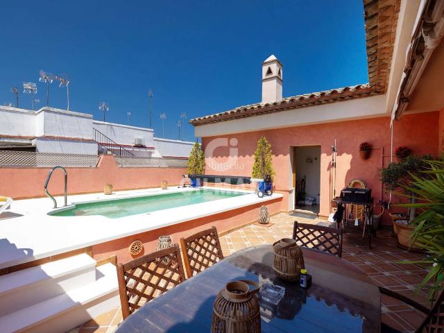 Casa pareada en venta en Estepona, Centro. Ubicado en el corazón de Estepona, en la vibrante zona del Orquidario, se encuentra este exclusivo chalet con un inmenso potencial. Casas pareadas.