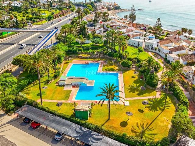 Casa pareada en venta en Estepona, Bahía Dorada. Chalet pareado en venta en Urbanizacion Bahia Dorada. Casas pareadas.
