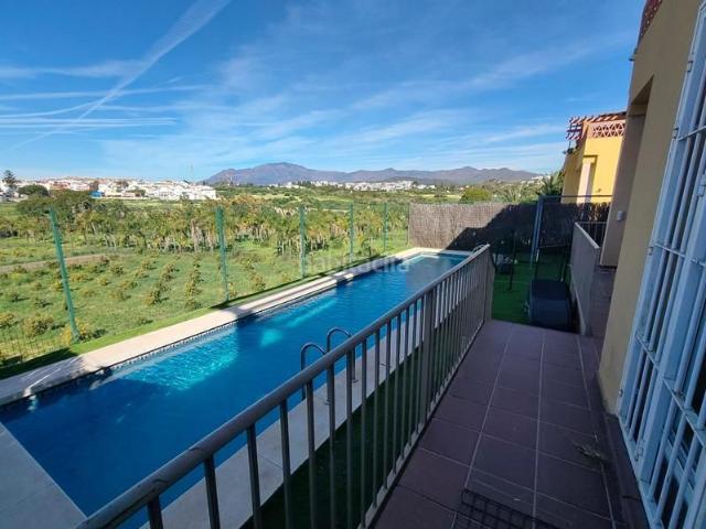 Casa pareada en venta en Estepona, Bel Air. ADOSADA INDEPENDIENTE CON VISTAS PANORÁMICAS Y PISCINA PRIVADA. Casas pareadas.
