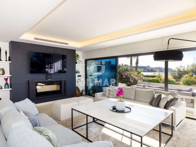Casa pareada en venta en Estepona, Guadalobón. Despierta cada día con la brisa del Mediterráneo y el sonido del mar como banda sonora. Ubicada en la codiciada zona Oeste de Este. Casas pareadas.