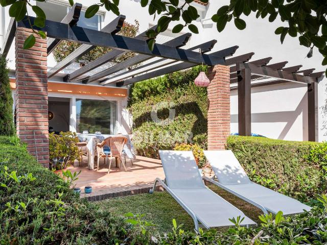 Casa pareada en venta en Estepona, Guadalobón. Exclusivo adosado en primera línea de playa Estepona Oeste.Descubre esta magnífica vivienda situada en una prestigiosa urbanizaci. Casas pareadas.