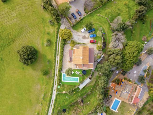 Casa en venta en Estepona, Las Lomas. Hermosa villa independiente con piscina privada, amplio jardín y vistas panorámicas al campo, situada sobre una parcela de 4.100 m. Casas.