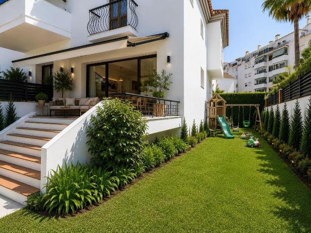 Casa pareada en venta en Estepona, Zona Calvario. La casa que demuestra que sí es posible tener jardín y privacidad en el centro de Estepona. Casas pareadas.