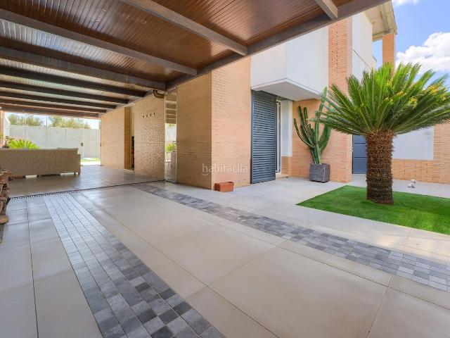Casa pareada en venta en Espartinas, Loreto. Diseño moderno, luz natural y un exterior que marca la diferencia. Casas pareadas.